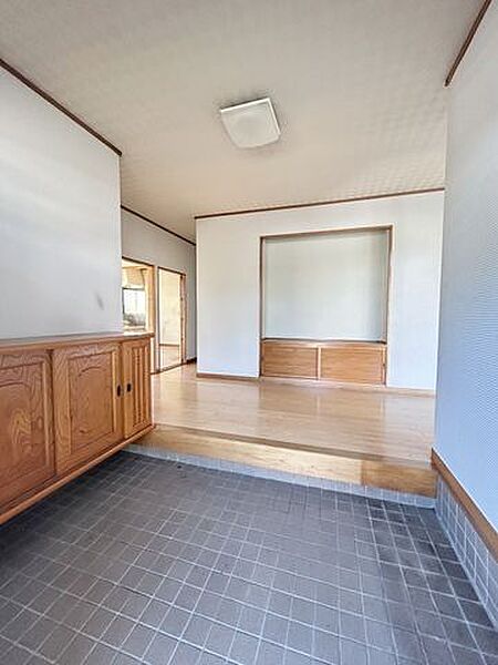 【リフォーム中】玄関ホールの写真です。フローリング重張り、天井・壁のクロス張替えを行います。毎日広々とした明るい玄関が出迎えてくれます。