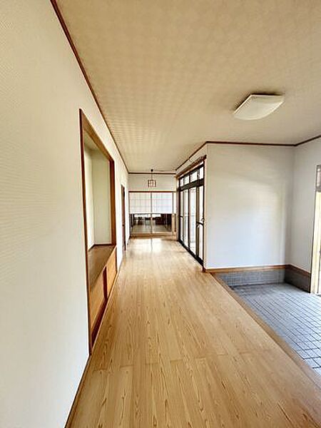 【リフォーム中】廊下の写真です。床はクリーニング、壁と天井はクロスの張替えを行います。物を置いても廊下の幅がゆったりしているので快適にお過ごしいただけます。