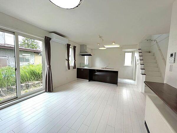 【リフォーム中】約17帖のリビングの写真です。対面キッチンになっているため、家族との会話を楽しみながらお料理ができますね。リビングにはあらかじめエアコンが設置されています。