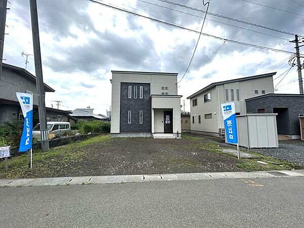 【リフォーム中】駐車場の写真です。並列駐車3台可能です。駐車スペースが広いと来客時も困りませんね。