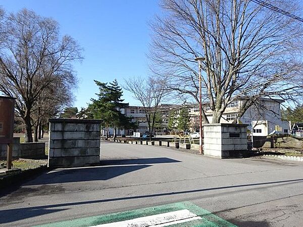 大館市立桂城小学校まで2km（徒歩25分）。お子様も安心して通える距離ですね。 2050m