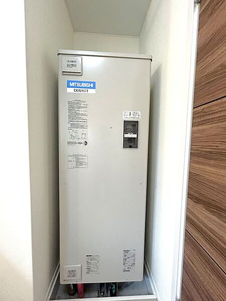 【リフォーム中】設置されている電気温水器はエコキュートに交換します。追い炊き配管を接続するため、お風呂の追い炊き機能が追加されます。