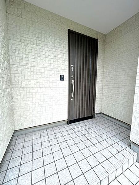 【リフォーム中】玄関ドアの写真です。鍵の交換をします。重厚感のある玄関ドアですね。