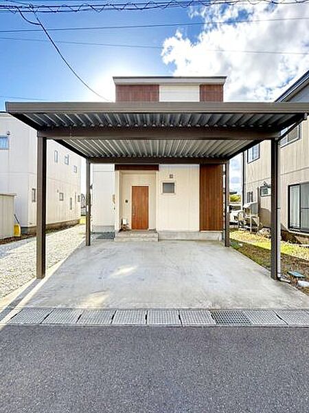 【現況販売】カーポートの写真です。背の高いカーポートになってますので、大きな車でも2台分、安心して停めることができます。