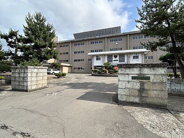 【周辺環境】東中学校まで750ｍ（徒歩10分、車2分）。お子様が元気に通学できる距離です。