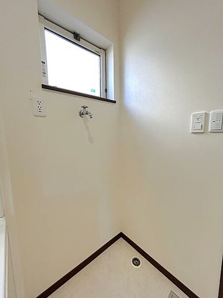 【現況販売】洗面室には洗濯水栓が設置されているので便利ですね。