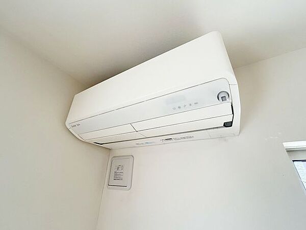 【現況販売】リビングにはエアコンが設置されています。設備点検を行います。これからの季節快適にお住まいいただけます。