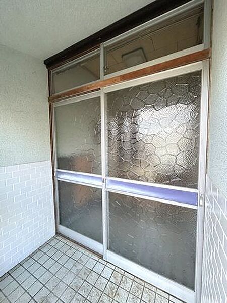 【リフォーム中】玄関です。新品の玄関ドアに交換します。おうちの顔となる部分ですので、新品だと気持ちがいいですね。