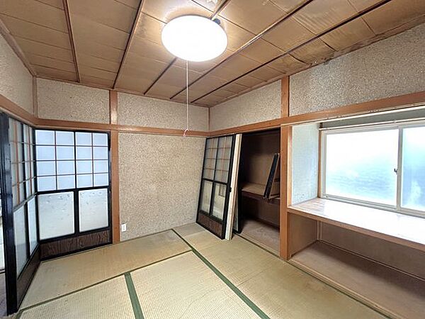 【リフォーム中】16帖LDKです。床はフローリングに張り替え、壁・天井はクロス張替えを行います。照明はLEDの新品に交換します。