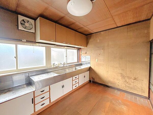 【リフォーム中】別角度からの16帖LDKです。壁を撤去し、人気の対面式キッチンに変更します。お料理中も家族の会話がはずみますね。