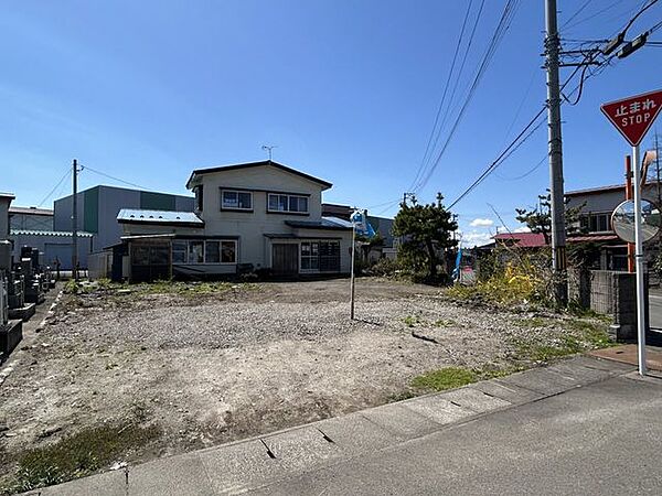 【リフォーム中】駐車場です。6台以上駐車可能です。複数台停められると来客時も安心ですね。