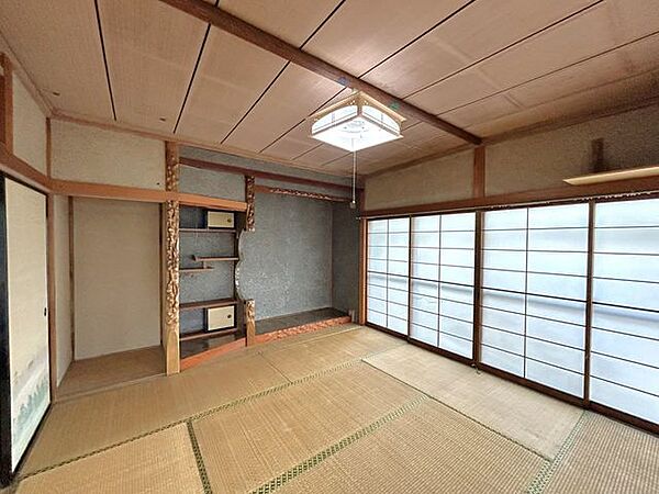 【リフォーム中】1階7畳和室です。畳は表替えを行います。ふすまは張替えを行い、照明はLEDの新品に交換します。