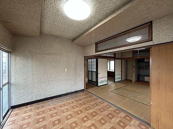 【リフォーム中】別角度からの1階6帖洋室です。クローゼットを新設しますので、収納に便利ですね。