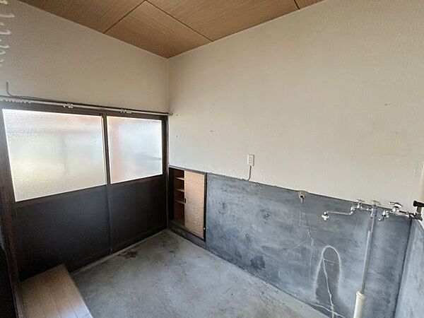【リフォーム中】1階土間スペースです。鍵交換を行います。屋内・屋外両方から出入りできますので便利ですね。