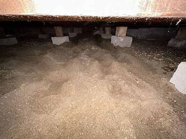中古住宅の3大リスクである、雨漏り、主要構造部分の欠陥や腐食、給排水管の漏水や故障を2年間保証します。その前提で床下まで確認のうえでリフォームし、シロアリの被害調査と防除工事も行います。