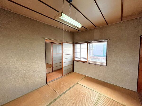 【リフォーム中】別角度からの2階6帖洋室です。照明はLEDの新品に交換します。主寝室にいかがでしょうか。