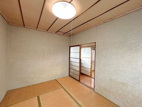 【リフォーム中】別角度からの2階5.5帖洋室です。照明はLEDの新品に交換します。TVやエアコンの配線も行います。