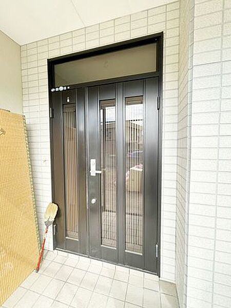 【リフォーム中】玄関ドアです。クリーニングと鍵交換を行います。風除室がついているので、雨や雪の日に助かりますね。