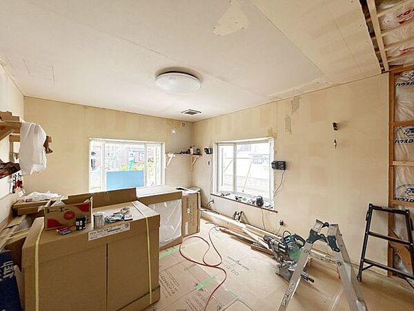 【リフォーム中】16帖LDKです。床はフローリング重ね張り、壁・天井はクロス張替えを行います。照明はLEDの新品に交換します。