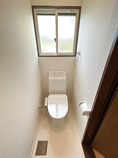 トイレはジャニス製の温水洗浄便座トイレに新品交換しました。直接お肌に触れる部分なので、新品だと嬉しいですね。便座は温度調整ができるので、寒い冬場でも安心して利用できます。