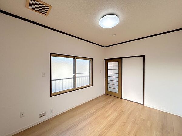 別角度からの2階6帖洋室です。照明はLEDの新品に交換しました。お子様のお部屋にいかがでしょうか。