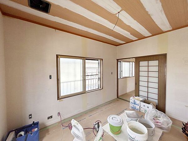 【リフォーム中】別角度からの2階6帖洋室です。照明はLEDの新品に交換します。お子様のお部屋にいかがでしょうか。