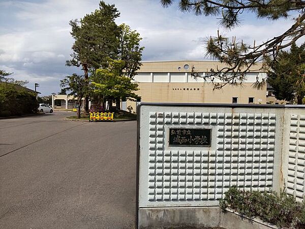 【周辺】弘前市立城西小学校まで1600ｍ（徒歩20分）です。毎日の通学が運動になりますね。