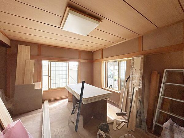 【リフォーム中】1階10畳和室です。畳は表替えを行います。ふすまは張替えを行い、照明はLEDの新品に交換します。