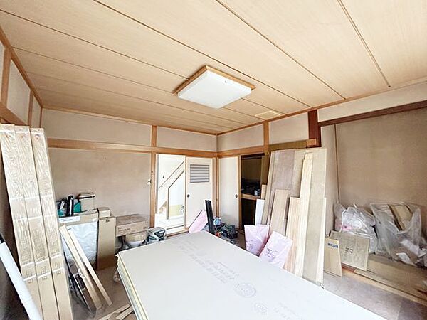 【リフォーム中】別角度からの1階10畳和室です。和室が1部屋あるとくつろぎの空間になりますね。