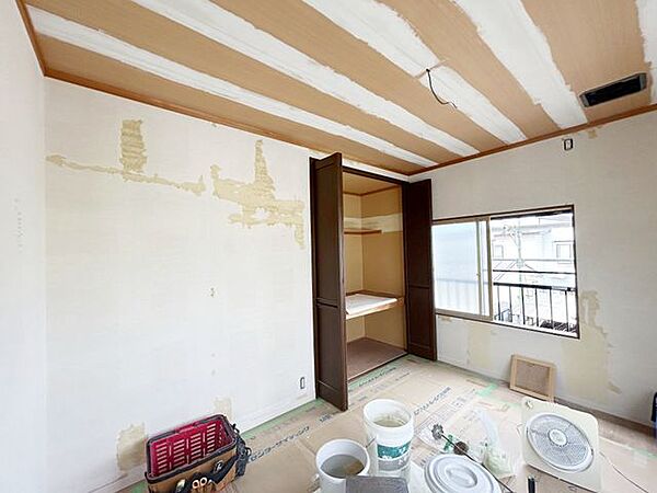 【リフォーム中】2階6帖洋室です。床はフローリングに張り替え、壁・天井のクロスは貼り替えを行います。