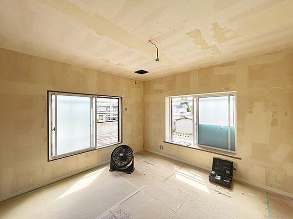 【リフォーム中】2階東側8帖洋室です。床はフローリング重ね張り、壁・天井のクロスは貼り替えを行います。照明はLEDの新品に交換します。