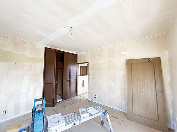 【リフォーム中】別角度からの2階西側8帖洋室です。クローゼットがありますので、収納に便利ですね。