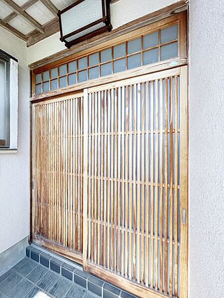 【リフォーム中】玄関です。新品の玄関扉に交換します。おうちの顔となる部分ですので、新品だと気持ちがいいですね。