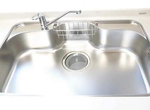 【同仕様写真】キッチンのシンクはサビにくく熱に強いステンレス製です。キッチンの水栓金具はノズルが伸びてシンクのお手入れもラクラクです。水栓本体には浄水機能が内蔵されていて、おいしいお水をつくります。