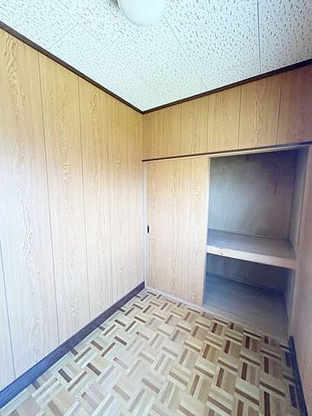 【リフォーム中】2階納戸です。床はフローリング重ね張り、壁・天井のクロスは貼り替えを行います。収納に便利ですね。