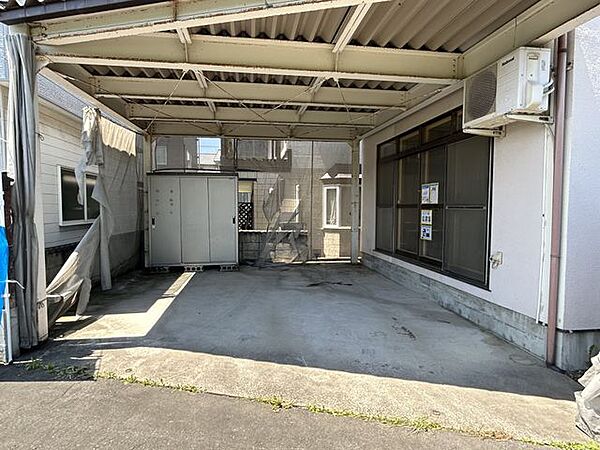 【リフォーム中】駐車場です。カーポートにはお車のサイズによっては2台駐車可能です。