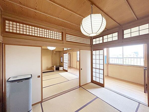 【リフォーム中】2階約6.25帖洋室です。床はフローリングに張り替え、壁・天井はクロスの貼り替えを行います。クローゼットを設置しますので、収納に便利ですね。