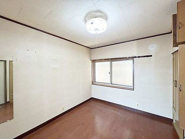 【リフォーム中】別角度からのLDKです。隣の和室とつなげて間取り変更を行います。人気の対面式キッチンを設置します。