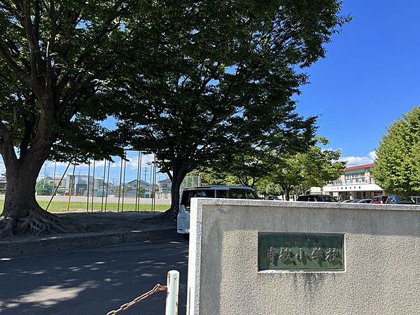 【周辺】弘前市立時敏小学校まで750ｍ（徒歩10分）です。毎日の通学が運動になりますね。
