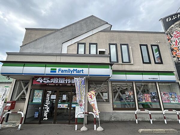【周辺】ファミリーマート平川平賀駅前店様まで徒歩9分（700ｍ）です。
