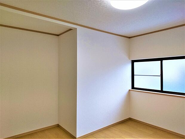 【リフォーム済】2階7帖の洋室です。和室を洋室に変更しています。