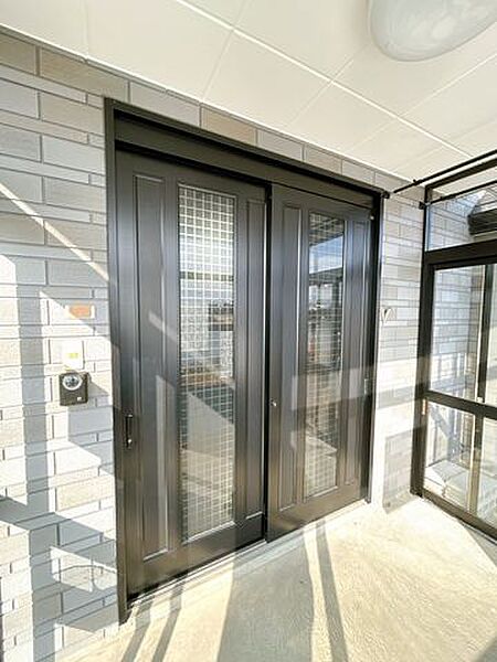 【現況販売】玄関外部です。風除室もあるので、室温を一定に保つことができます。