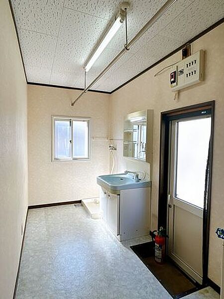 【現況販売】洗面室は約4帖と広々しています。