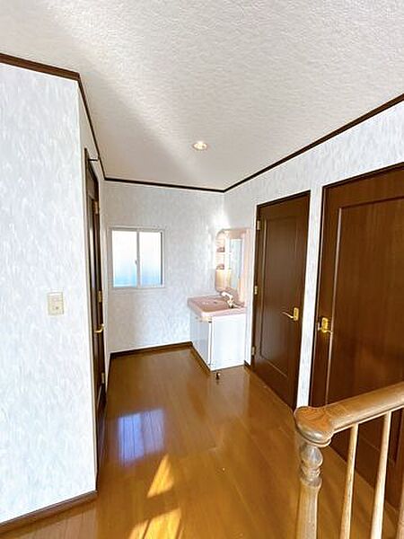 【現況販売】2階廊下です。玄関上部は吹き抜けになっています。