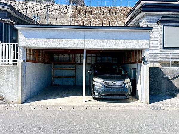 【現況販売】駐車は車庫に普通車2台駐車可能です。