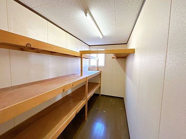 【現況販売】2階納戸です。収納が多いので助かりますね。