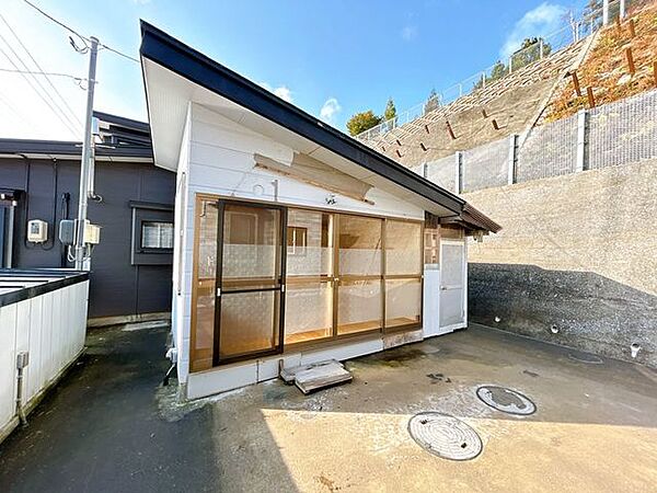 【現況販売】建物奥には簡易物置があります。