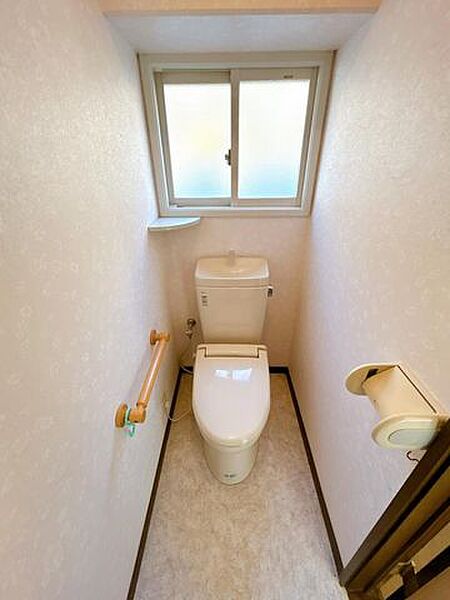 【現況販売】2階トイレです。2階にもトイレがあるのは便利ですね。