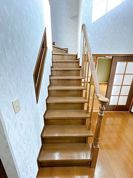 【現況販売】階段です。手すりがついているので昇り降りも安心ですね。
