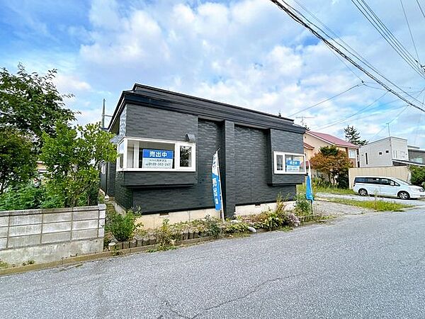 【リフォーム済】外観別角度です。玄関が二か所にあります。